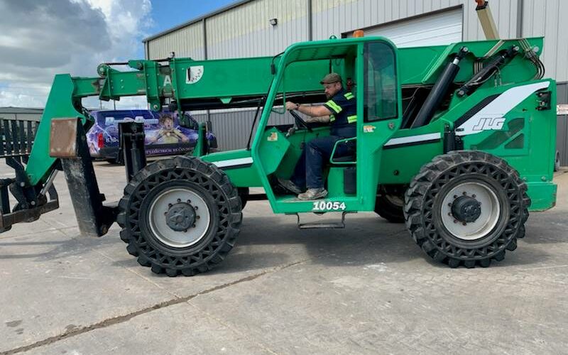 2014 Skytrak Telehandler 10054 featured image