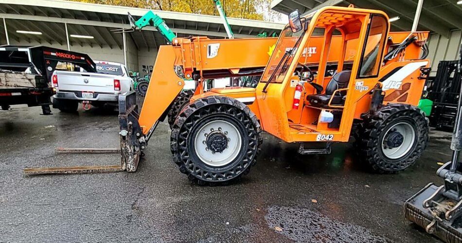 2015 Skytrak Telehandler 8042 featured image