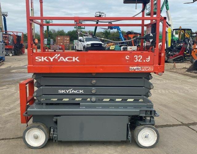 2021 Skyjack Scissor Lift SJ3219 featured image