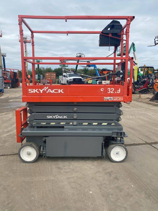 2021 Skyjack Scissor Lift SJ3219 featured image