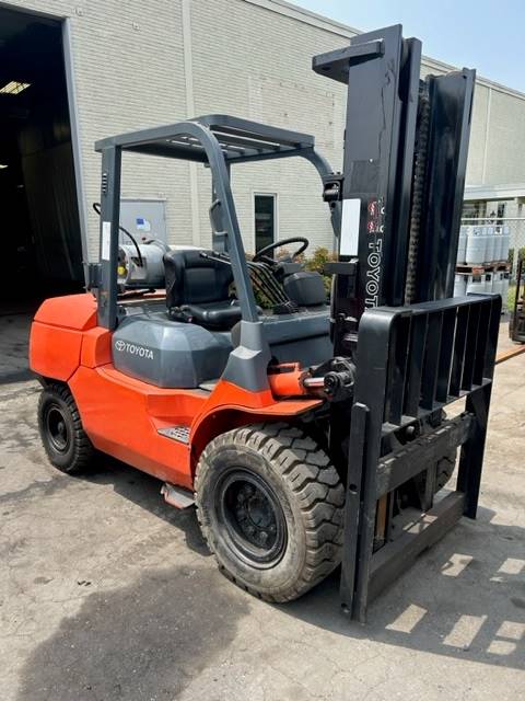 2006 Toyota Forklift 7FGAU50 featured image