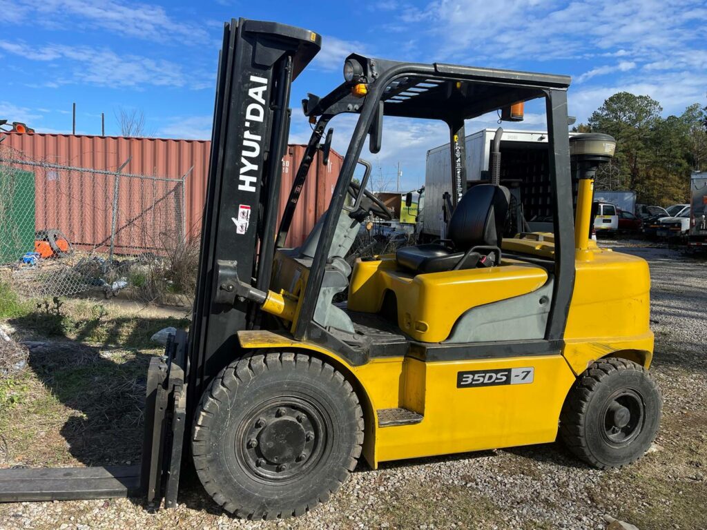 2010 Hyundai Forklift 35DS-7 featured image