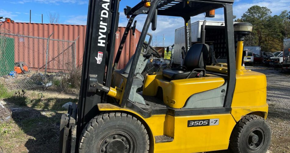 2010 Hyundai Forklift 35DS-7 featured image