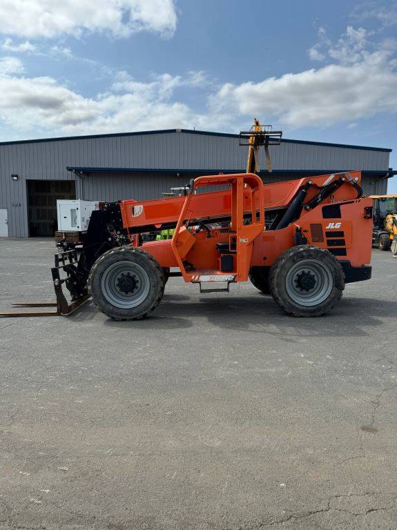 2016 Skytrak Telehandler 8042 featured image