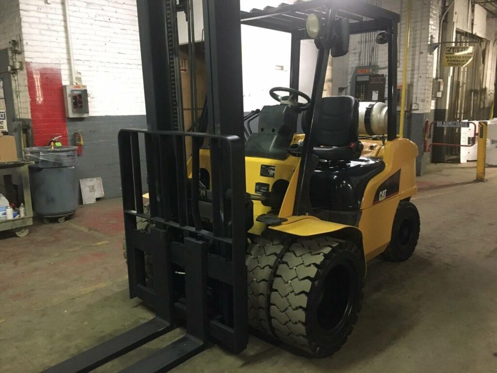 2004 Cat Forklift 2P6000 featured image