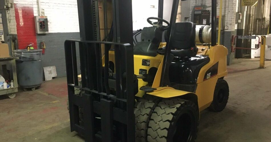 2004 Cat Forklift 2P6000 featured image