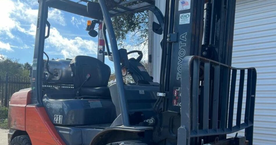 2017 Toyota Forklift 8FGU32 featured image