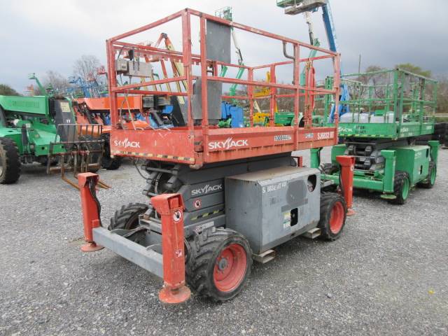 2014 Skyjack Scissor Lift SJ6832 RT featured image